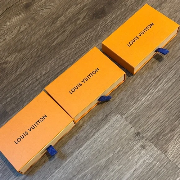 Louis Vuitton Orange Boxes with White Ribbons - Picture 6 of 6